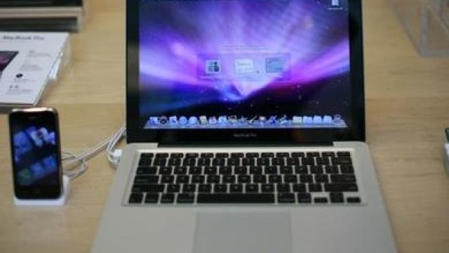 <p>
	13-инчовият модел MacBook Pro. <em>Снимка: Архив Ройтерс</em></p>
