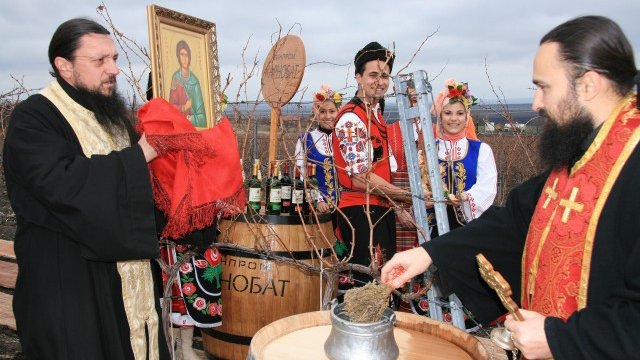 Сребърен кръст освети &bdquo;Карнобатска гроздова&ldquo; на Трифон Зарезан