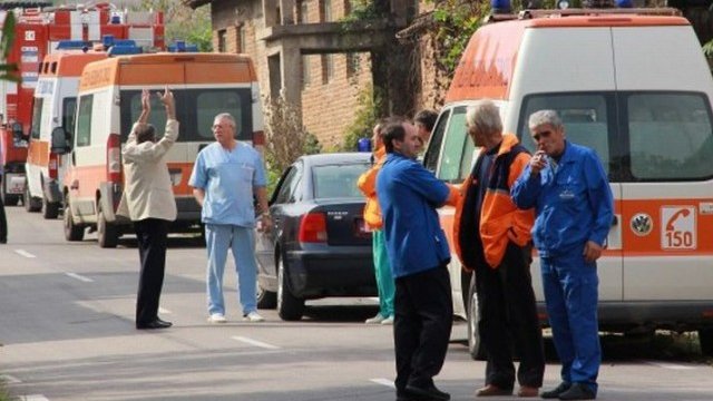 <p>
	Линейки чакат в с. Горни Лом след взрива. <em>Снимка: БТА</em></p>
