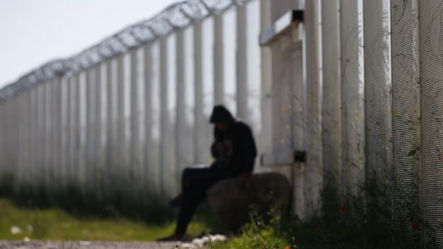 <p>
	Все повече държави в Европа строят огради по границите си, за да спрат бежанските потоци. <em>Снимка: архив, Ройтерс</em></p>
