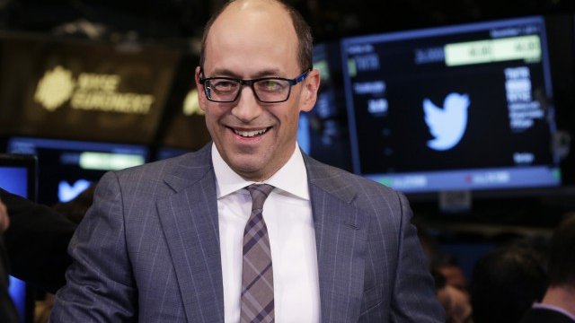 <p style="text-align: justify;">
	Определено има защо изпълнителният директор на Twitter&nbsp;Дик Костоло да е доволен. <em>Снимка: Ройтерс</em></p>
