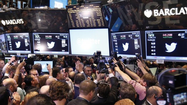 <p style="text-align: justify;">
	Twitter кацна на New York Stock Exchange снощи. <em>Снимка: Ройтерс</em></p>
