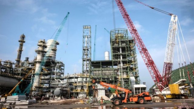 <p>
	Чуждестранните компании не се чувстват сигурни да инвестират в страната и производството на петрол намалява. <em>Снимка: Tom Saater/Bloomberg</em></p>
