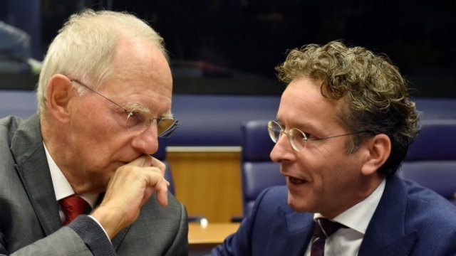 <p>
	Напускащите финансови министри - Волфганг Шойбле (вляво) и Йерун Дейселблум. <em>Снимка: Ройтерс</em></p>
