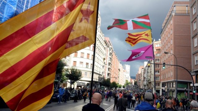 <p>
	<em>Каталунският флаг се развява редом с флага на баските.&nbsp;</em><em>Снимка: Ройтерс</em></p>
