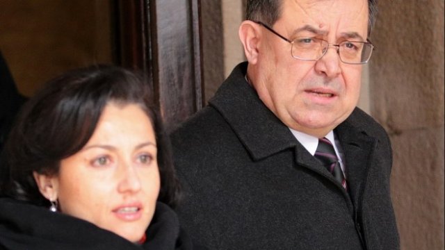 <p>
	Бившият министър на земеделието Десислава Танева и служебният министър&nbsp;Христо Бозуков.&nbsp;<em>Снимка: БТА</em></p>
