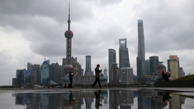 <p>
	Изглед към финансовия квартал на Шанхай. <em>Снимка: Архив Ройтерс</em></p>
