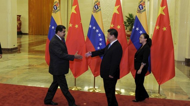 <p>
	Президентът на Венецуела Никола Мадуро и китайският президент Си Дзинпин.&nbsp;<em>Снимка: Ройтерс</em></p>
