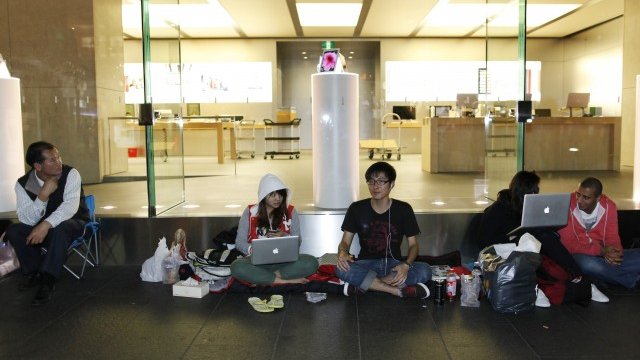 <p>
	<em>Фенове на марката чакат отварянето на магазин в Сидни, за да си купят новия таблет. Снимка: Ройтерс</em></p>
