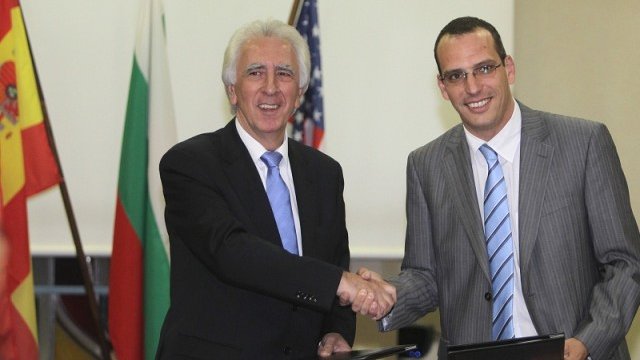 <p>
	Вицепрезидентът на&nbsp;Westinghouse&nbsp;за Южна Европа&nbsp;Хавиер Гонзалес (вляво) и&nbsp;изпълнителният директор на проектната компания АЕЦ &quot;Козлодуй&quot; - нови мощнности&quot;&nbsp;Любен Маринов се поздравяват след подписването на договора.<em> Снимка:БТА</em></p>
