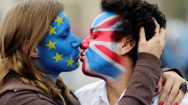 <p>
	Активисти против излизането на Великобритания от ЕС. <em>Снимка: Ройтерс</em></p>
