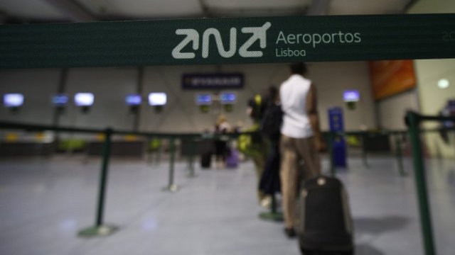 <p>
	Сегашното летище Humberto Delgado бързо отеснява. <em>Снимка: Ройтерс</em></p>
