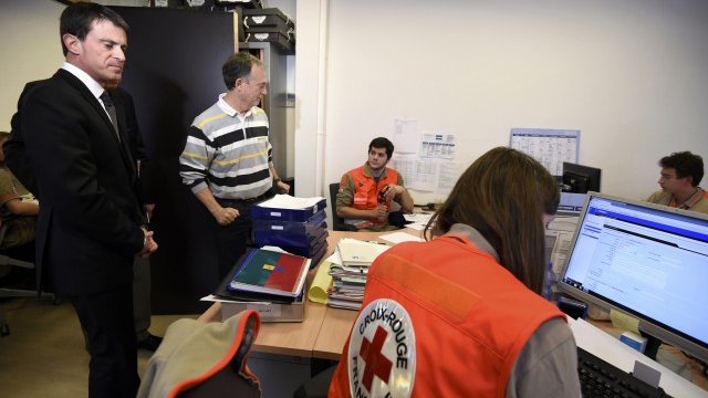 <p>
	Премиерът Манюел Валс посещава кризисен център в Париж. <em>Снимка: Ройтерс</em></p>
