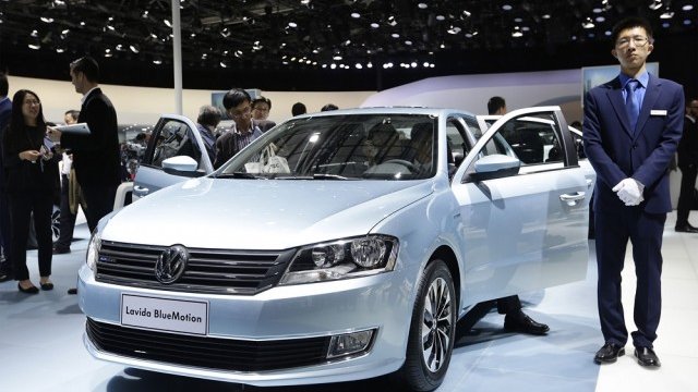 <p>
	<em>Най-продаваният автомобил в Китай през март 2014 г. - Volkswagen Lavida, по време на изложението в Пекин. Снимка: Ройтерс </em></p>
