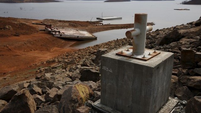 <p>
	Водата в най-голямата водноелектрическа централа във Венецуела се понижава до рекордни ниски нива, а захранва с ток 75% от 3-милионното население на столицата Каракас. <em>Снимка: Ройтерс</em></p>
