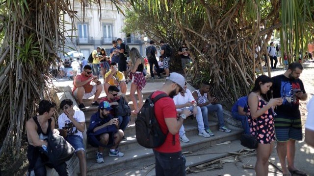 <p>
	Хора играят на&nbsp;Pokemon GO в градски парк на&nbsp;Рио де Жанейро.<em> Снимка: Ройтерс</em></p>
