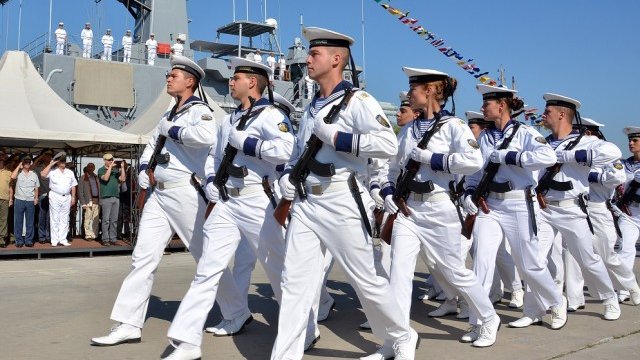 <p>
	С вдигане на националния флаг, военен ритуал и тържествен марш на морска гара във Варна беше отбелязана 137-годишнината от създаването на военноморските сили. <em>Снимка: БТА</em></p>
