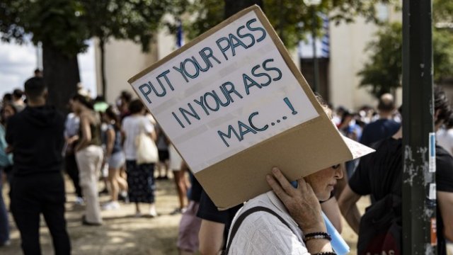 <p>
	На много места във Франция се провеждат протести срещу здравните мерки на страната. <em>Снимка: EPA/IAN LANGSDON</em></p>
