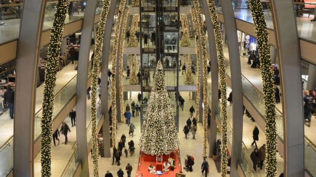 <p>
	Инвеститорите в молове и търговците имат все повече притеснения за оциляването си на бурния пазар. <em>Снимка: Ройтерс</em></p>
