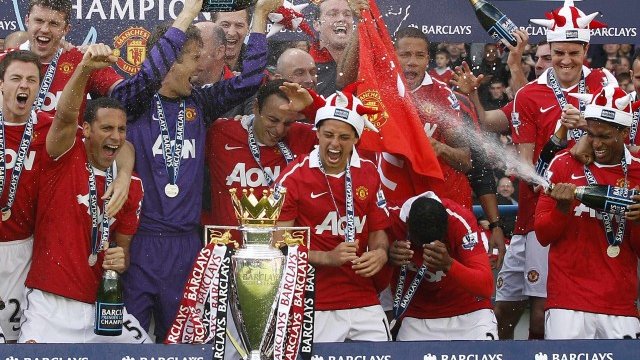 <p>
	Отборът ликува с титлата през 2011 г. <em>Снимка: Архив Ройтерс</em></p>
