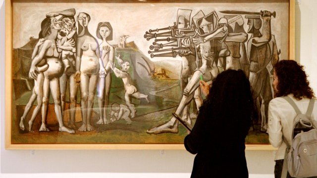 <p>
	Изложбата &quot;След Пикасо - съвременни реакции&quot;. <em>Снимка: Ройтерс</em></p>
