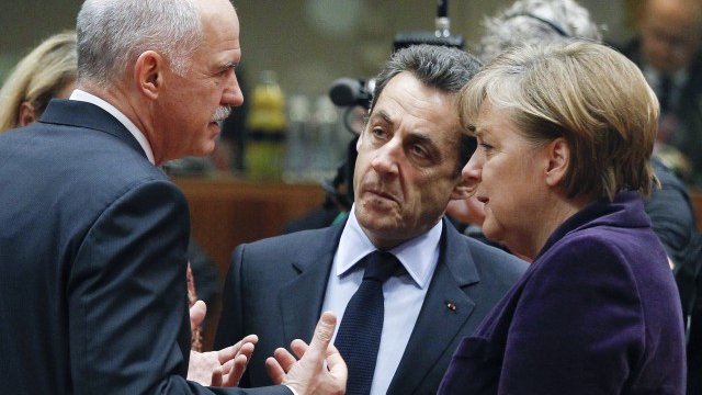 <p>
	Меркел и Саркози са били на път да лишат страни като Гърция на Папандрео (вляво) от правото на глас. <em>Снимка: архив Ройтерс</em></p>
