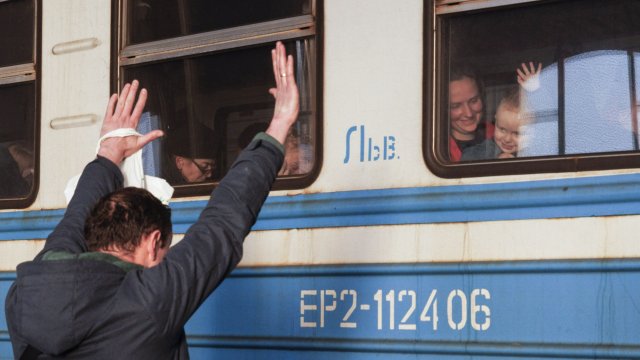 Украински баща маха за сбогом на семейството си на гарата в Лвов в средата на март. Снимка: Kobi Wolf/Bloomberg