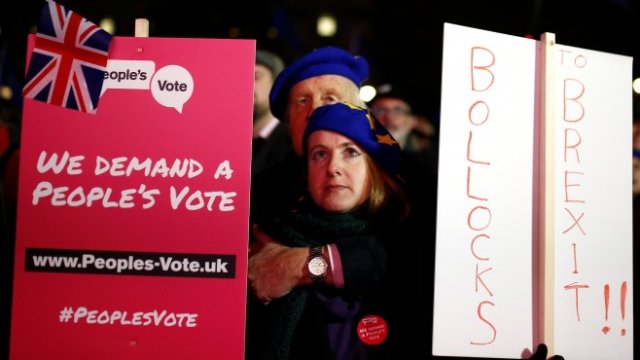 <p>
	Протестиращите реагират след обявяването на резултата за сделката за Brexit на министър-председателя Тереза Мей извън сградата на парламента в Лондон, Великобритания, 15 януари 2019 г. <em>Снимка: Ройтерс</em></p>
