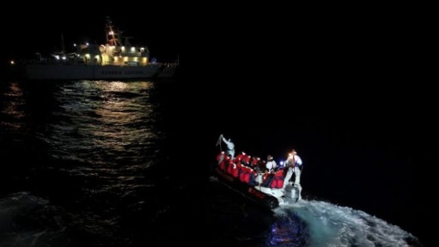 <p>
	Бреговата охрана на Италия съпровожда лодка с нелегални имигранти до италианския бряг. <em>Снимка: Архив Ройтерс</em></p>

