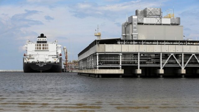 <p>
	Първите доставки на американски газ в Полша. <em>Снимка: Архив Ройтерс</em></p>
