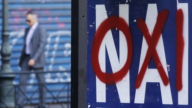 <p>
	Преди две години гърците гласуваха с "Не" на референдум срещу исканията на кредиторите<em>. Снимка: Архив Ройтерс</em></p>
