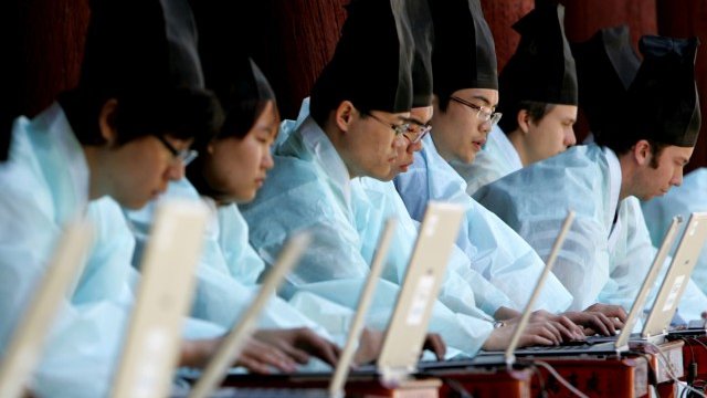 <p>
	Южкорейците са заплашени от затвор, ако възхваляват в интернет политиката на Пхенян. <em>Снимка: Ройтерс</em></p>
