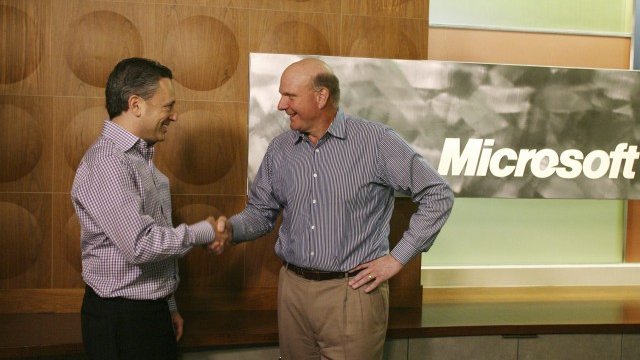 <p>
	Главните изпълнителни директори на Yammer Дейвид Сакс<em> (вляво) </em>и на Microsoft Стив Балмър при обявяването на сделката. <em>Снимка: Ройтерс</em></p>
