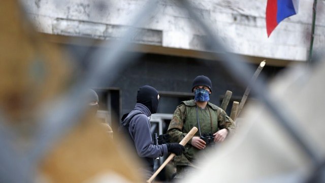 <p>
	Маскирани проруски демонстранти в Донецк. <em>Снимка: Ройтерс</em></p>
