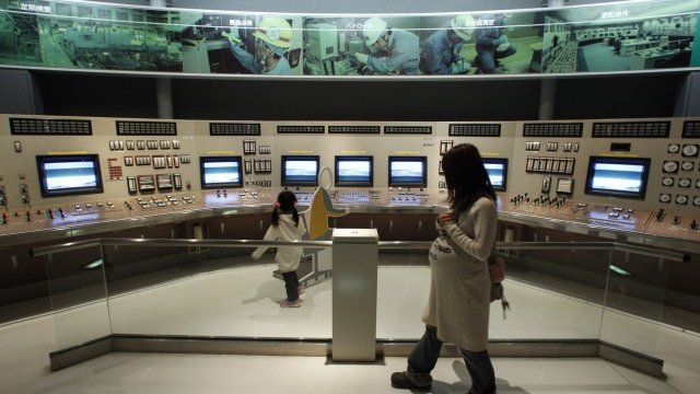 <p>
	Посетители разглеждат специализирания музей в АЕЦ&nbsp;Хамаока. <em>Снимка: Ройтерс</em></p>
