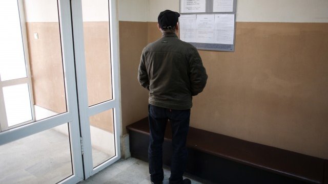 <p>
	&nbsp;</p>
<p>
	<font color="#222222"><span lang="bg-BG">Мъж пре</span>глежда списък с работни места, публикуван на входа на агенцията по заетостта във Враца. <em>Снимка: Ройтерс</em></font></p>
