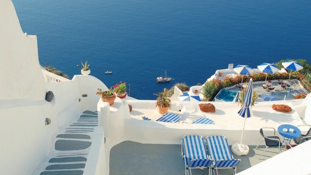 <p>
	<em>Тази година Гърция регистрира с 25 на сто по-малко немски туристи, съобщават от асоциацията на туроператорите &nbsp; &nbsp;</em><em>Снимка: By lkjfbfxbm&nbsp;&nbsp; Лиценз: Creative Commons</em></p>
