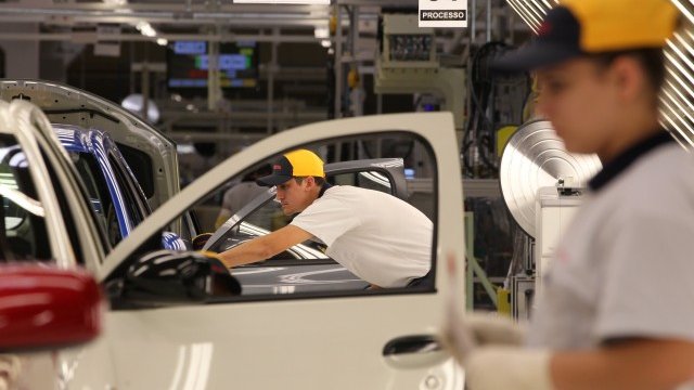 <p>
	Toyota откри предни дни нова фабрика за компактния си модел&nbsp; ETIOS в Сорокоба, на 100 км от Сао Пауло. <em>Снимка: Ройтерс</em></p>
