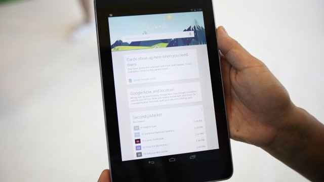 <p>
	Произведеният от тайванския концерн Asus таблет сега се предлага в трите европейски страни чрез онлайн магазина Play Store. <em>Снимка: Ройтерс</em></p>
