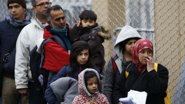 <p>
	Група мигранти чакат на словенско-австрийската граница, за да продължат пътя си към Западна Европа. <em>Снимка: архив, Ройтерс</em></p>
