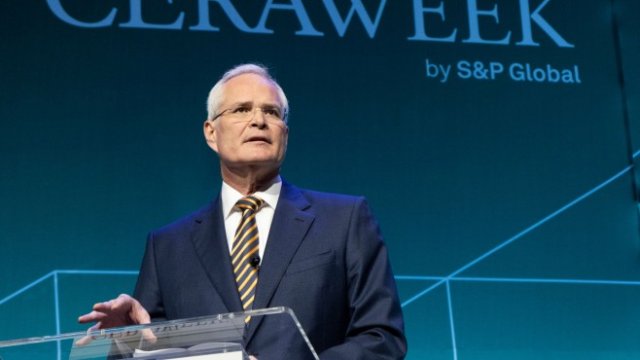 <div>
	Дарън Уудс, председател и главен изпълнителен директор на Exxon Mobil Corp., говори по време на конференцията 2022 CERAWeek by S&amp;P Global в Хюстън, Тексас, през март 2022 г. <em>Снимка: Bloomberg&nbsp;</em></div>
