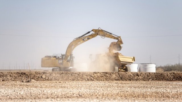 <p>
	Добив на инертни материали в Тексас, САЩ. <em>Снимка:&nbsp;Sergio Flores/Bloomberg</em></p>
