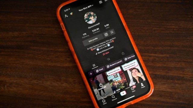 <p>
	Акаунтът YourRichBFF в TikTok&nbsp;е показан смартфон в Ню Йорк, САЩ, в събота, 4 септември 2021 г. Той има повече от половин милион последователи в TikTok и получава заплащане от 3 000 до 4 000 долара на публикация. <em>Снимка: Bloomberg</em></p>
