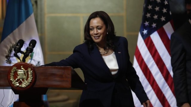 <p>
	Вицепрезидентът на САЩ Камала Харис се усмихва в края на пресконференция след среща с президента на Гватемала Алехандро Джаматеи&nbsp; и неговите министри в Националния дворец на културата в Гватемала Сити.<em> Снимка: EPA / Esteban Biba</em></p>
