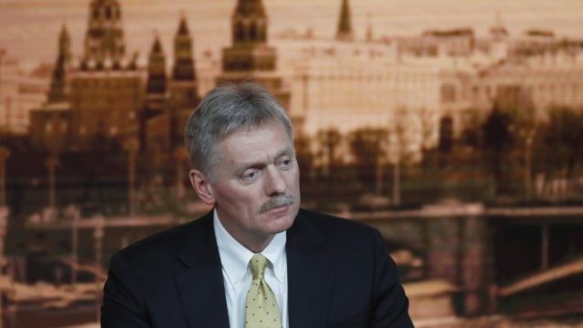 <p>
	Говорителят на Кремъл Дмитрий Песков. <em>Снимка: EPA/YURI KOCHETKOV</em></p>
