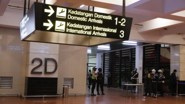 <p>
	Сили за сигурност са разположени на летището в Джакарта, откъдето е излетял изчезналият самолет. <em>Снимка:&nbsp;EPA/MAST IRHAM</em></p>
