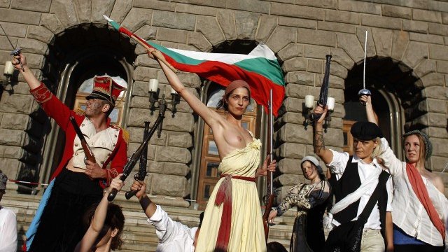 <p>
	Протестиращите възпроизведоха сцени от Великата френска революция. <em>Снимка: Ройтерс</em></p>
