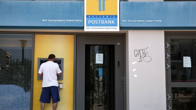 <p>
	&nbsp;Гръцката Eurobank ще погълне Пощенска банка (New Hellenic Postbank, TT). <em>Снимка: Ройтерс</em></p>
