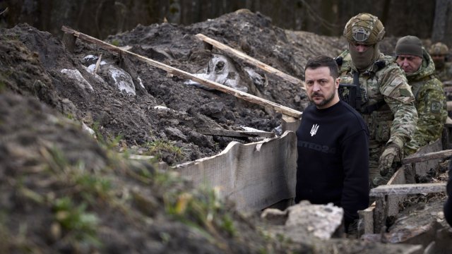 Зеленски в района на бойните действия. Снимка:  EPA/PRESIDENTIAL