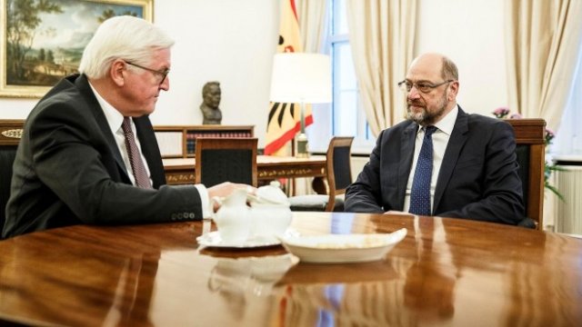 <p>
	Германският президент Франк-Валтер Щайнмайер и лидерът на германските социалдемократи Мартин Шулц. <em>Снимка: Архив Ройтерс</em></p>

